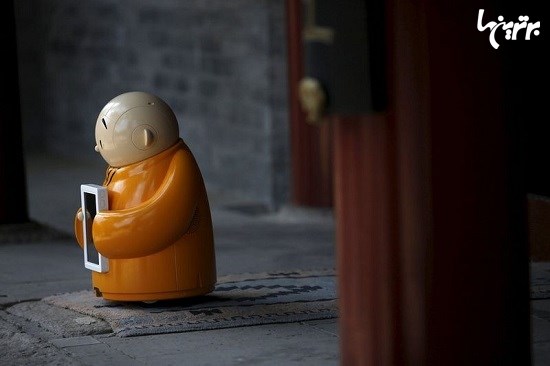 ربات راهب در معبد بودایی چین