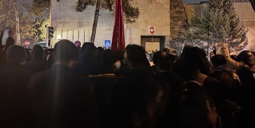تجمع شبانه دانشجویان مقابل سفارت سوئیس