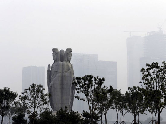 تب ساخت مجسمه‌های غول‌آسا در چین