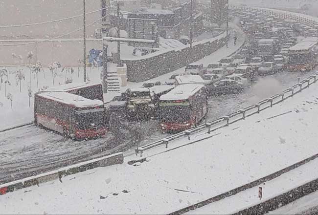 تصادف زنجیره‌ای در تهران در پی بارش برف