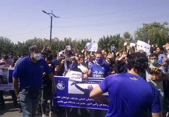 تجمع دوباره هواداران استقلال مقابل وزارت ورزش