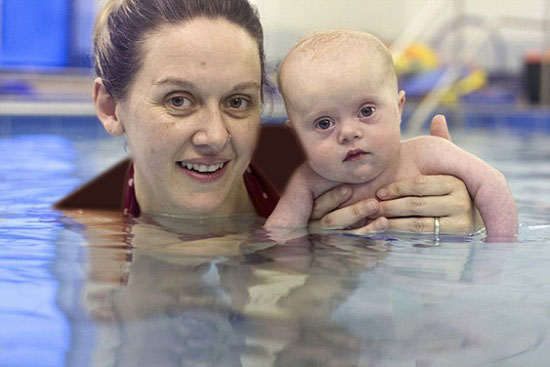 این نوزاد برای زنده ماندن باید شنا کند!