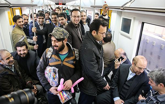 دستفروشی در تونل‌های مترو تهران؛ به دنبال یک لقمه نان