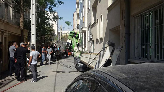 واژگونی جرثقیل 60 تنی در تهران +عکس