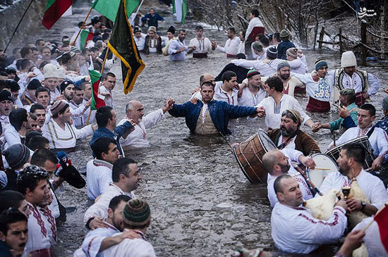 رقص و سنت عجیب مردان بلغاری +عکس