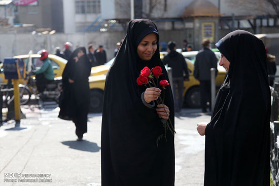 تصاویری از اهدای گل به زنان با حجاب در تهران