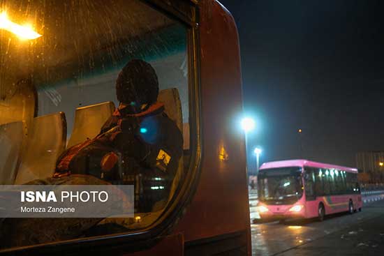 تصاویری از اتوبوس‌خوابیِ بی‌خانمان‌ها در تهران