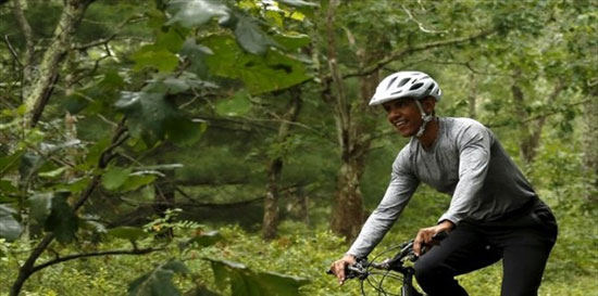 عکس: دوچرخه سواری اوباما و دخترانش