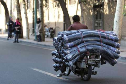 موتورسواران در تهران همه کار می کنند!