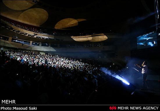 عکس: کنسرت بابک جهانبخش در برج میلاد