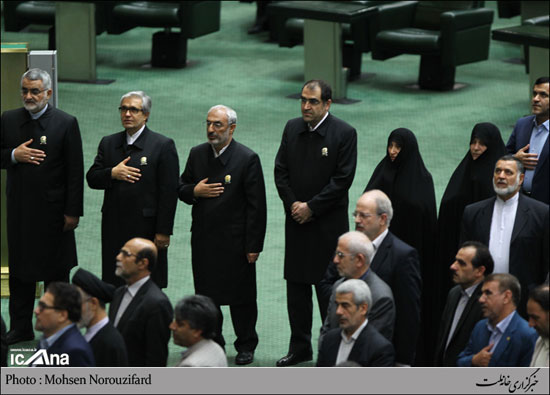 تصاویری از پوشش متفاوت لاریجانی در مجلس