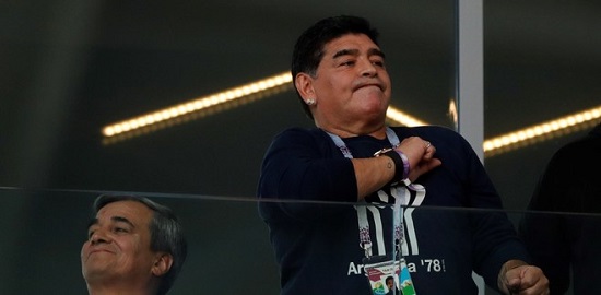 مارادونا و بوسه بر پیراهن لیونل مسی