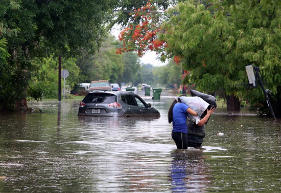 سیل، خیابان‌های تگزاس‎ را زیر آب برد