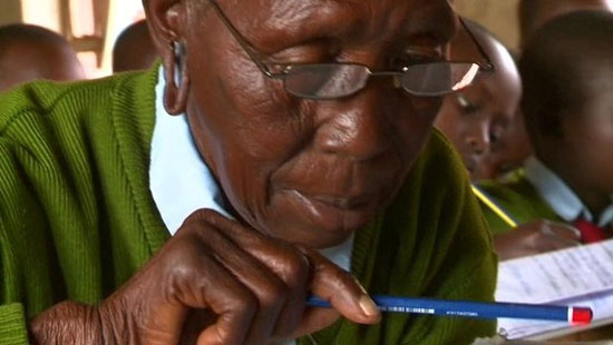 زن 90 ساله پیرترین دانش‌آموز ابتدایی +عکس