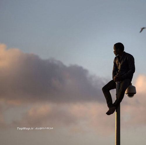 ساعت ها انتظار دردناک روی حصار +عکس