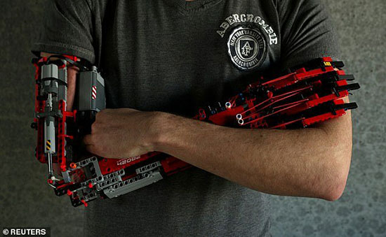 نوجوان معلولی که برای خود دست رباتیک ساخت