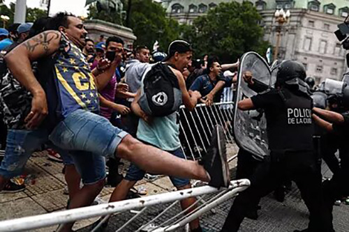 درگیری مردم و پلیس در مراسم وداع با مارادونا