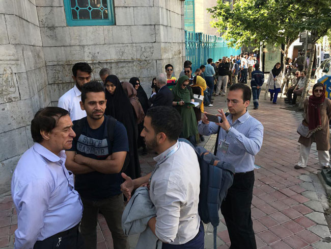 صف طولانی مردم در حسینیه ارشاد تهران