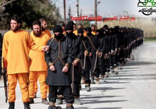 تصاویر اعدام اعضای داعش به شیوه خودشان!