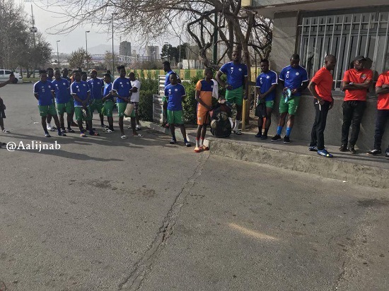 سرگردانی بازیکنان سیرالئون پشت در ورزشگاه آزادی