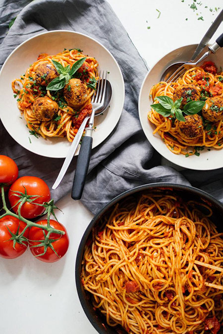 اسپاگتی با کوفته‌ی گیاهی در سس مخصوص