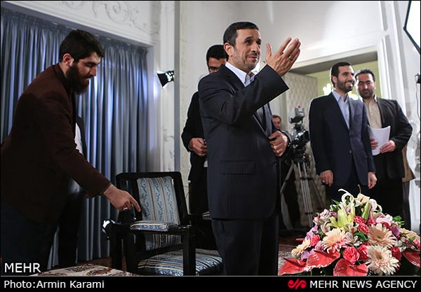 تصاویر: پشت‌ صحنه گفتگوی زنده احمدی نژاد