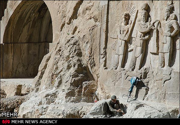 طاقبستان در معرض تخریب +عکس