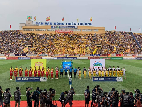 تصاویر عجیب از صف بلیت فوتبال در ویتنام!