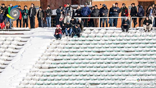 برف سنگین روی سکو‌های استادیوم یادگار