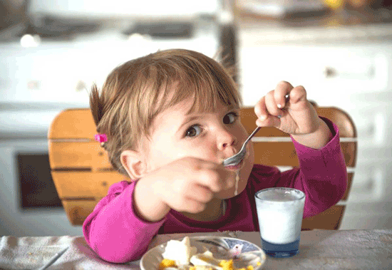 عوارض غذا دادن زودهنگام به کودک