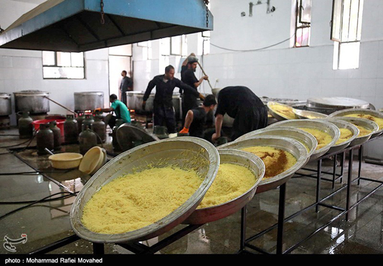 توزیع غذای نذری در مناطق محروم کرمان