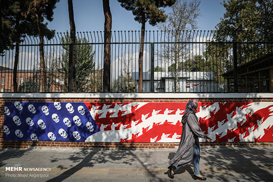 رونمایی از دیوارنگاره‌های سفارت آمریکا در تهران