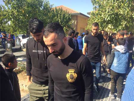 شاگردان شفر بر سر مزار پدر معنوی استقلال