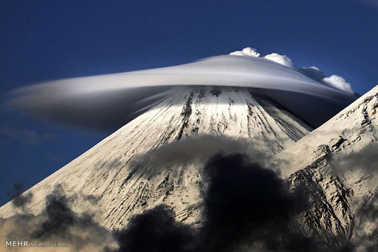 عکس: توده ابر عجیب بر فراز کوه آتشفشانی