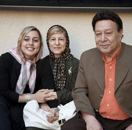 مرحوم حسین عرفانی در کنار همسر و دخترش