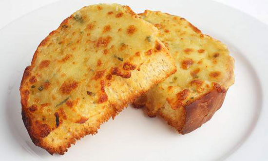 پخت نان، سرشار از طعم پنیر و پیازچه!
