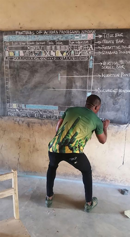 معلمی که بدون کامپیوتر به دانش آموزانش word می آموزد