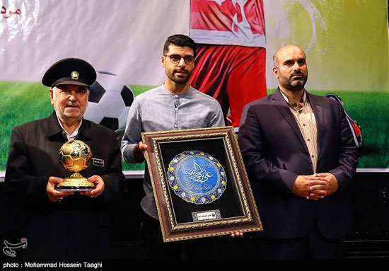 اهدا توپ طلای طارمی به موزه آستان قدس رضوی