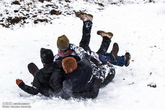 تفریح خطرناک تیوب سواری در برف +عکس