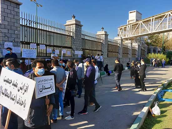 تجمع مردان مخالف پرداخت مهریه مقابل مجلس