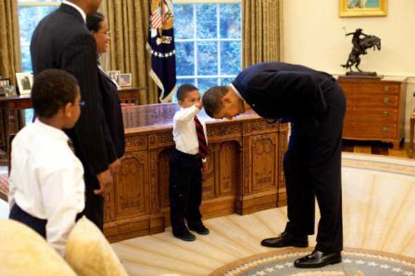 این عکس اوباما را به دردسر انداخت