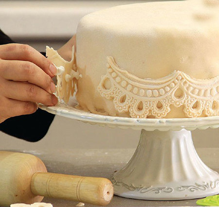 آموزش مرحله‌به‌مرحله تزیین کیک با خمیر فوندانت