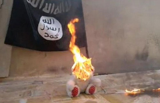 اعدام  به سبک کودک داعشی! +عکس
