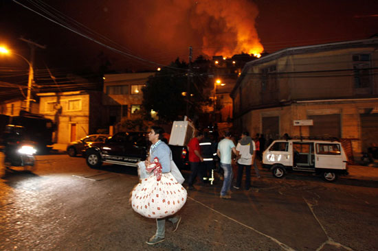 آتش در شیلی بی‌مهار می‌تازد ... +عکس
