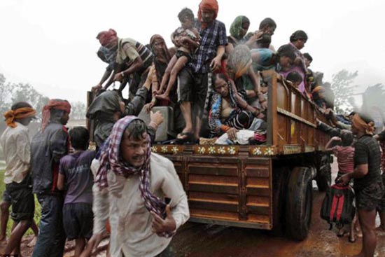 عکس: فرار هندی ها از گردباد ویرانگر