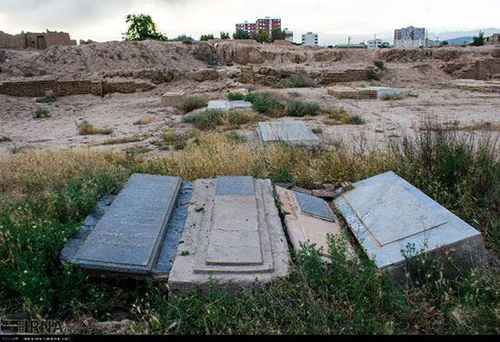 فرونشست زمین در قبرستان قدیمی در سمنان