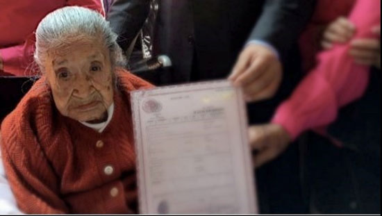 مرگ زن 117 ساله بعداز دریافت گواهی تولد!