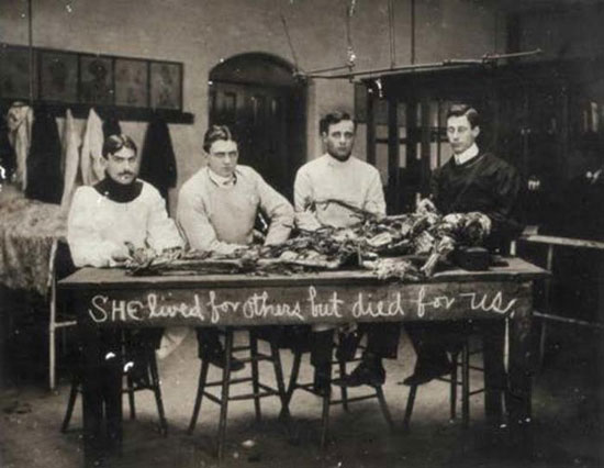 تصاویر عجیب از دانشجویان پزشکی در گذشته