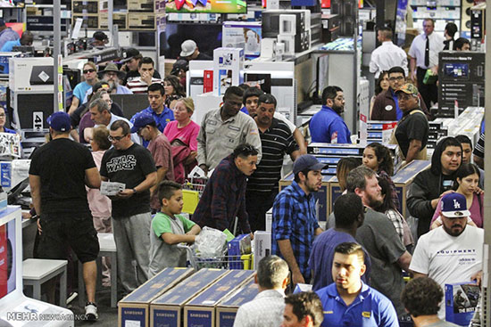 هجوم خریداران به فروشگاه ها در جمعه سیاه