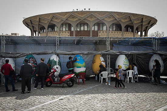 زیبا سازی شهر تهران با تخم مرغ‌های رنگی